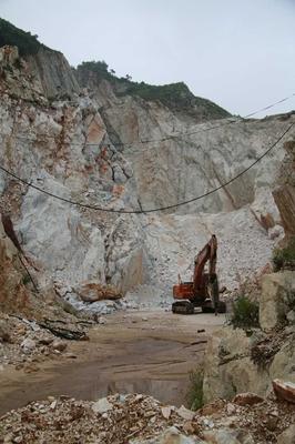 南陽某縣礦山開采爆破引發民房損毀，安全生產與群眾權益再引關注